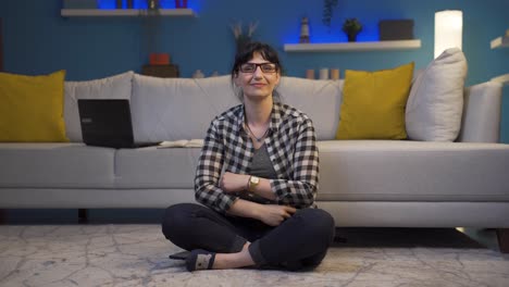 la mujer con gafas.