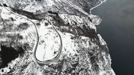 Eagle-Road-En-Geirangerfjord-Noruega-Cubierto-De-Nieve-En-Invierno---Toma-Aérea