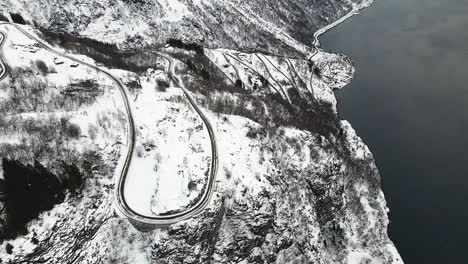geirangerfjord 노르웨이의 독수리 도로 겨울에 눈으로 덮여 - 공중 촬영
