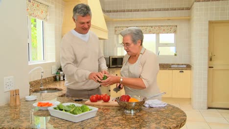 Ältere-Paare,-Die-Zusammen-Kochen