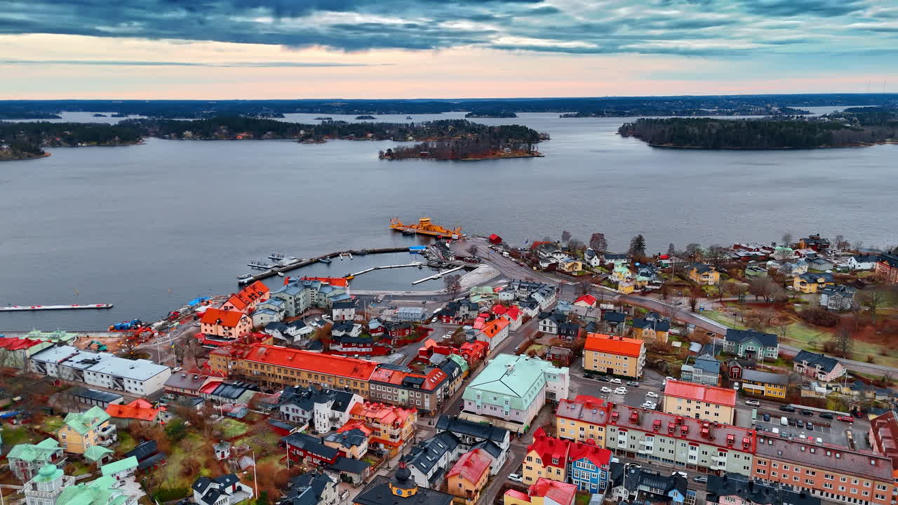 Paisaje urbano colorido con un muelle en el lago. Imágenes de dron sobre Vaxholm, Suecia, en un día nublado.