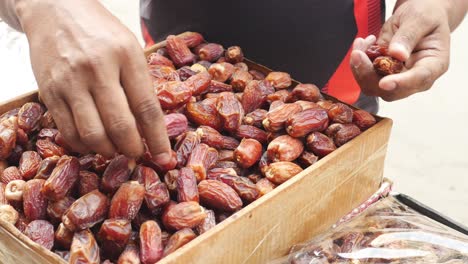 venta de dátiles en un mercado callejero