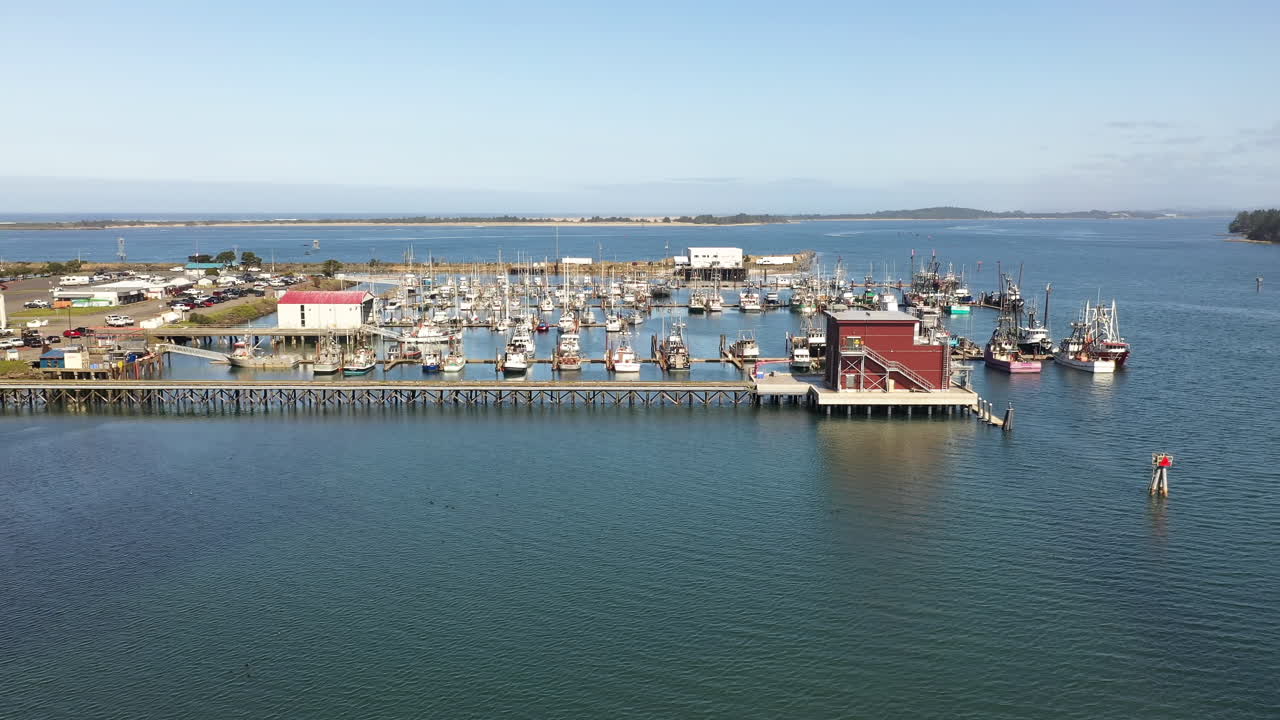 воздушный подход к марине чарльстон порт бухта коос в штате орегон