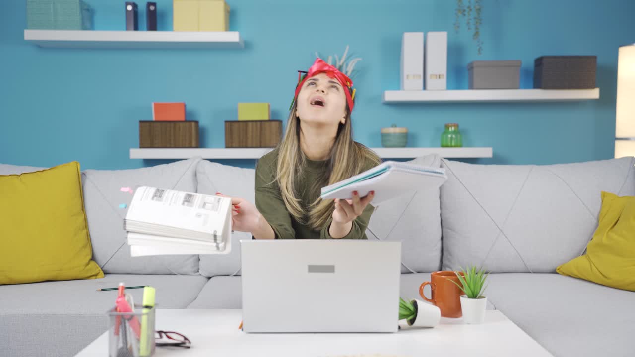 una colegiala estresada aburrida de mirar libros.