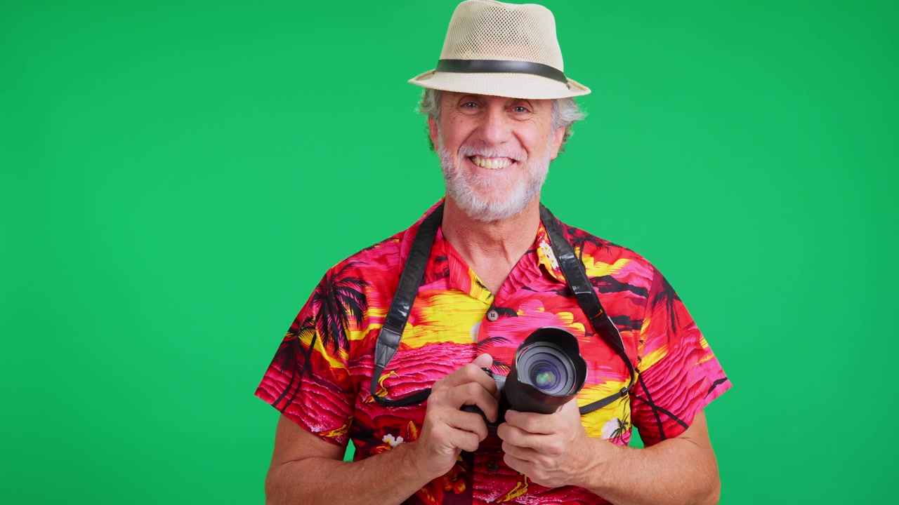 Fotografo turista anziano sorridente su sfondo greenscreen