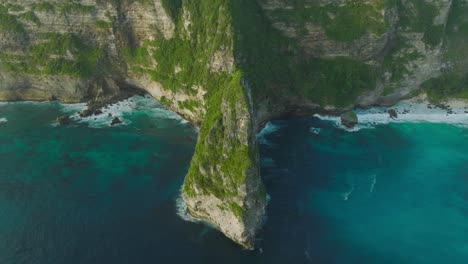 Vibrant-tropical-shore-of-Nusa-Penida-with-Sekartaji-limestone-cliff,-aerial