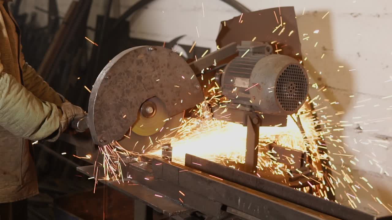 원형 도자기로 금속을 절단하는 것