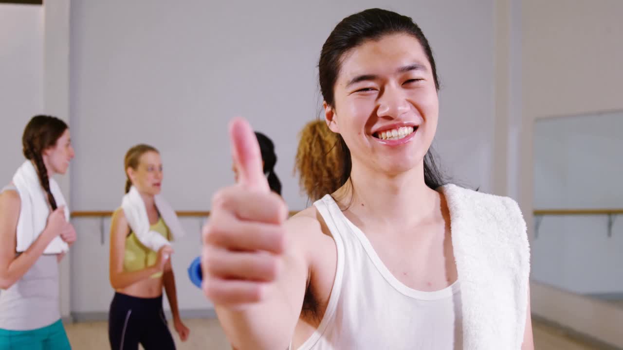 엄지손가락을 올리는 남자