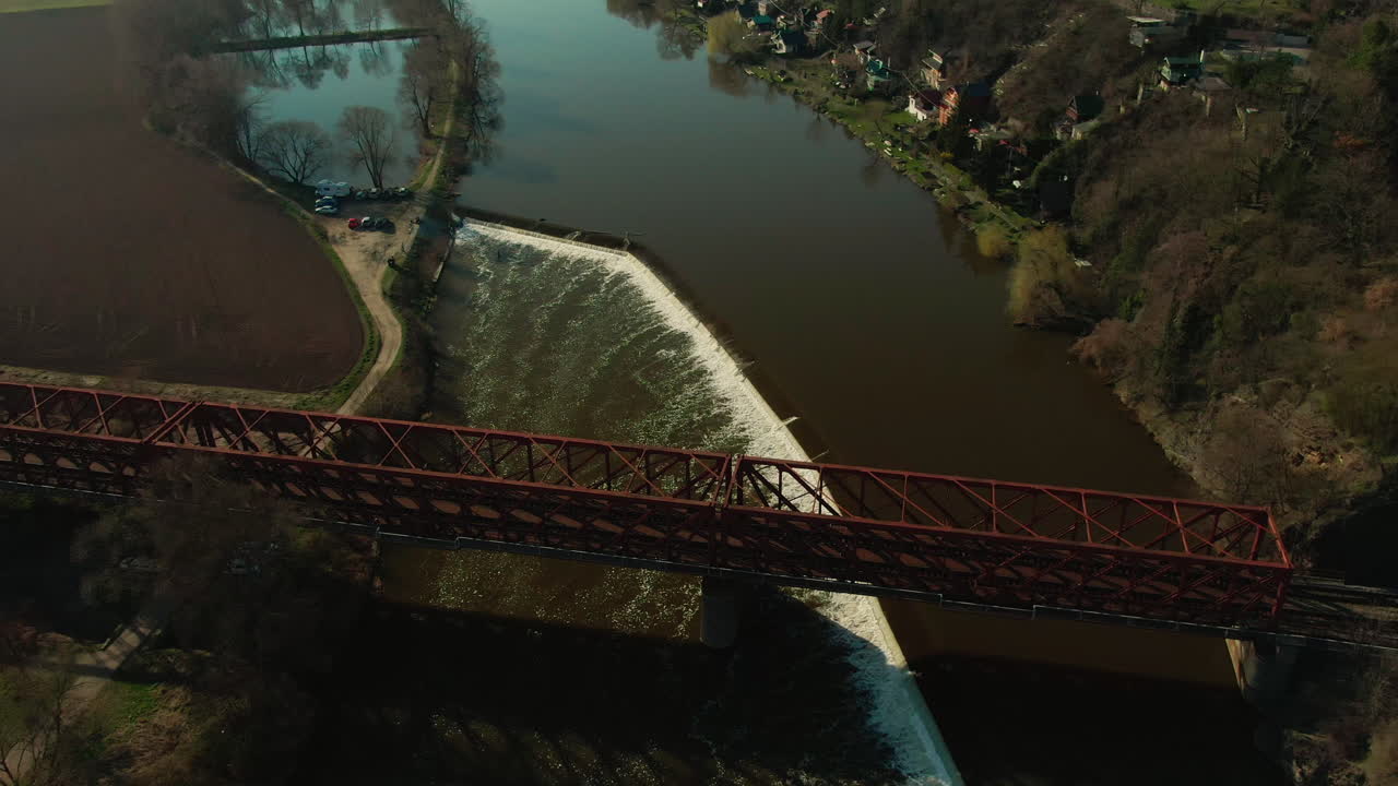 cernosice 무인 항공기 공중 비행 블 타바 강 농장 기차 산들 마을