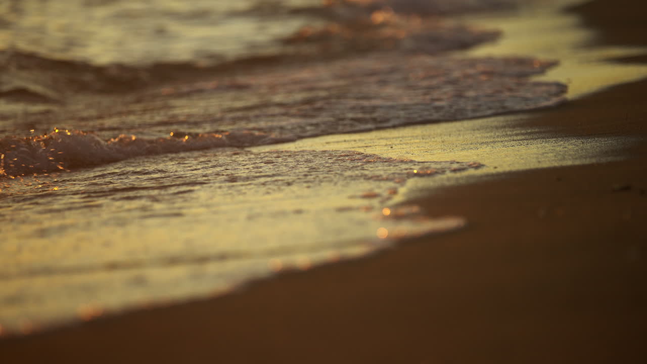 골든 아워 해변 파도