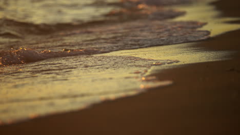 las olas de la playa de la hora dorada