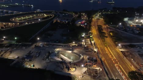 vista aérea nocturna de un sitio de construcción en una ciudad