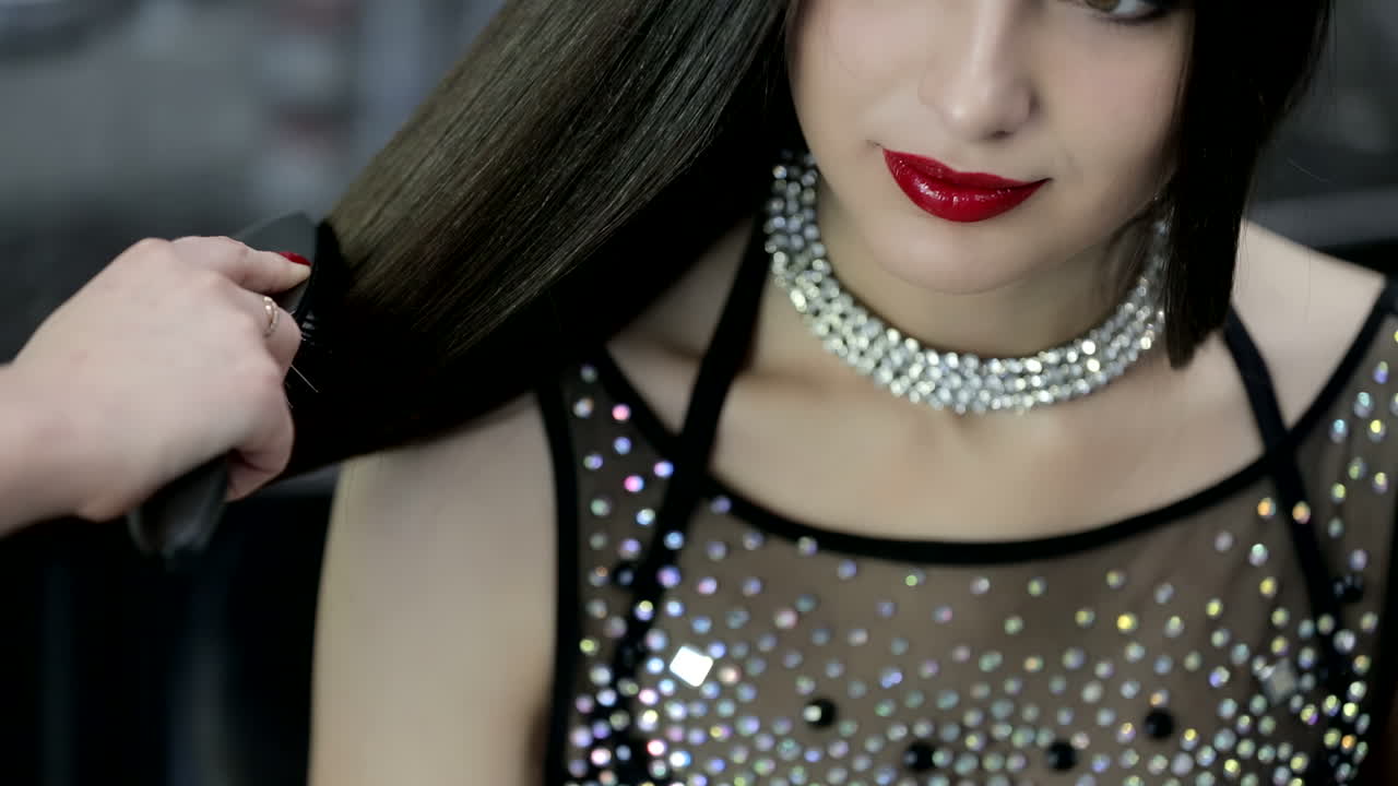 женщина стилизует волосы.