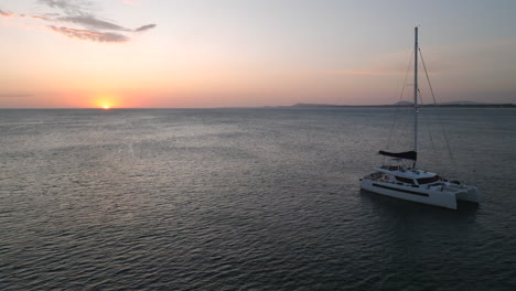 Embárcate-En-Un-Viaje-único-Al-Atardecer-Mientras-Un-Catamarán-Navega-A-Lo-Largo-De-La-Costa-De-Punta-Del-Este,-Uruguay.