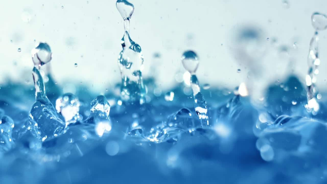 ⁇ 방울이 아주 느린 속도로 떨어지고 있습니다.