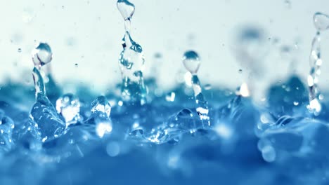 gotas de agua de lluvia cayendo en cámara súper lenta.