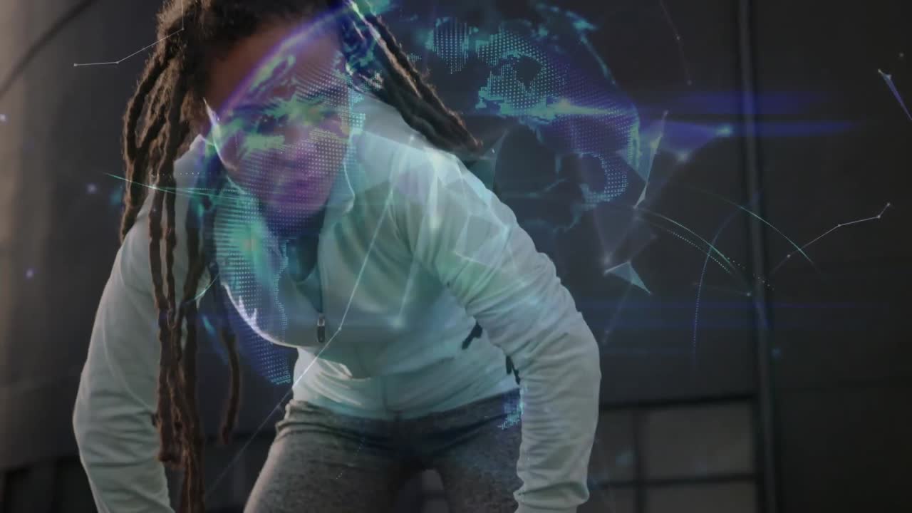 el globo de las redes de plexo girando contra la mujer afroamericana en forma tomando un descanso de correr