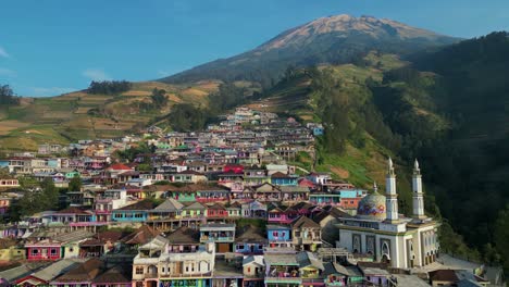 Bunte-Häuser-Und-Moschee-Des-Indonesischen-Dorfes-Nepal-Van-Java-In-Java