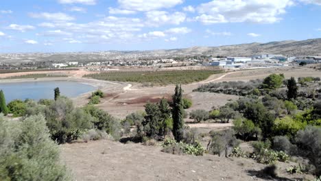 imágenes aéreas de la aldea junto al embalse de agua