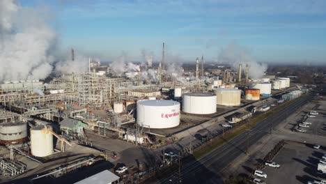 antena sobre una enorme refinería de petróleo exxon mobil a lo largo del río mississippi en louisiana sugiere industria, industrial, contaminación