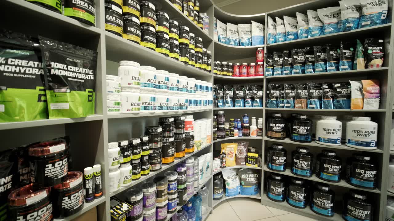 interior de la tienda de nutrición deportiva con una gran selección de suplementos nutricionales.
