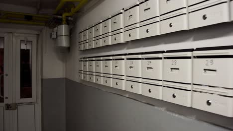 buzones de correo postal en uno de los apartamentos más antiguos
