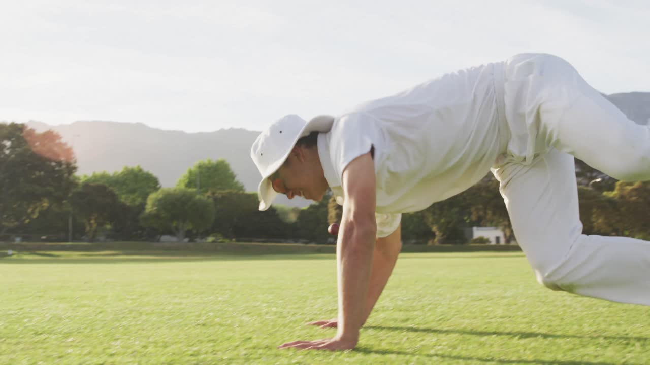 크리켓 선수 가 피치 에서 공 을 놓치고 있다