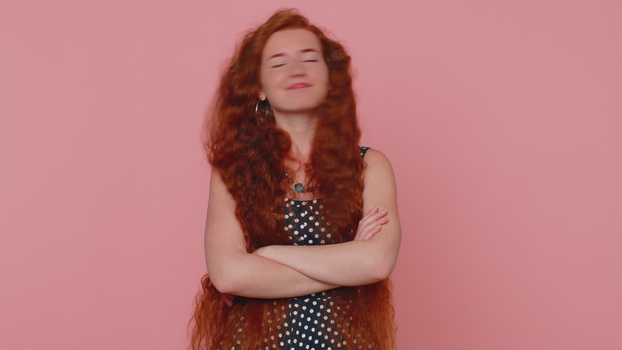 불쾌한 끔찍한 아이디어에 반응하는 불만족스러운 화가 난 여자 나쁜 품질로 불만족스러운 머리를 흔들지 마