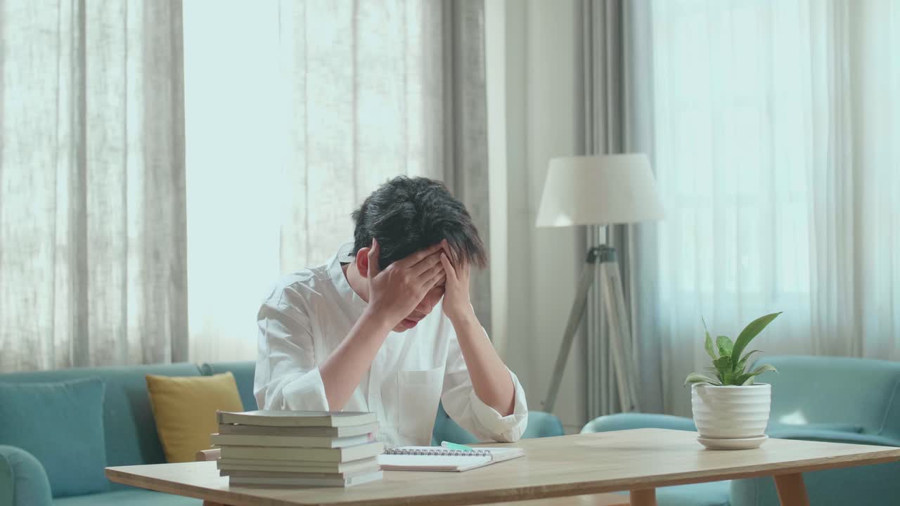 집에서 공부하는 스트레스를 받는 학생