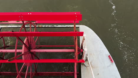 Paddlewheel-Of-A-River-Boat-Cruising-On-The-Ohio-River-In-Cincinnati,-Ohio,-USA