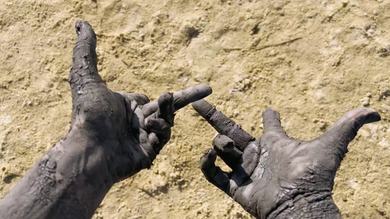 mujer asiática usando barro en el mar muerto