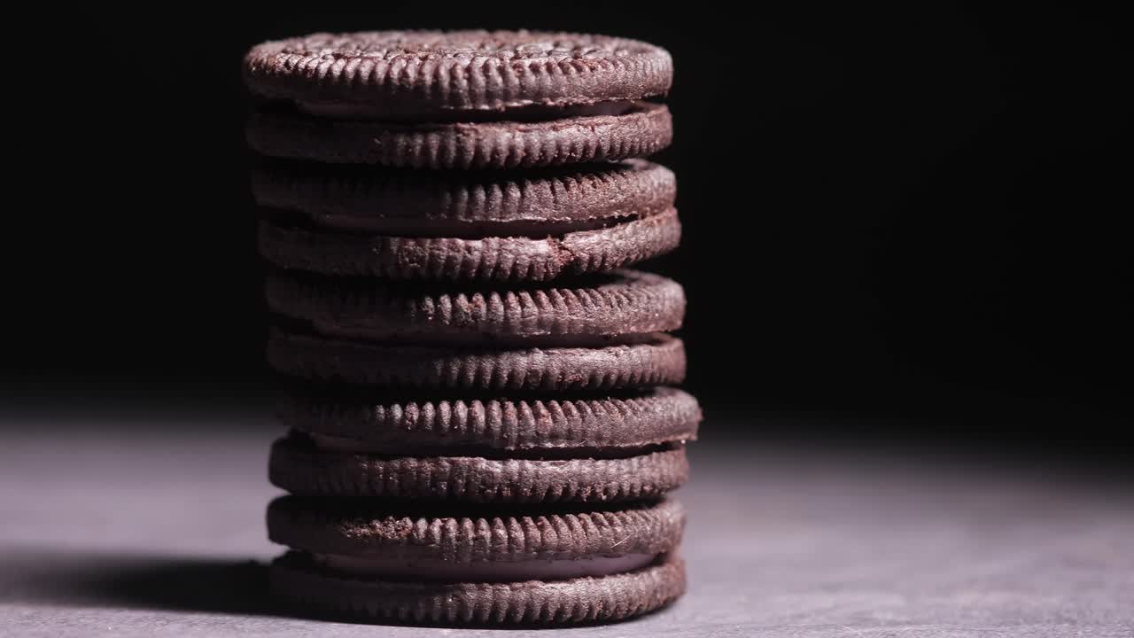 una pila de galletas llenas de crema de chocolate