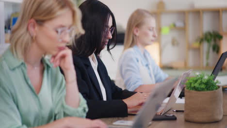 mujeres con confianza en sí mismas concentradas en las tareas de la oficina