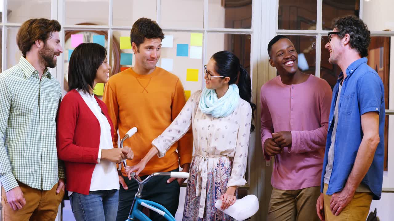 서로 상호작용하는 비즈니스 임원들의 그룹