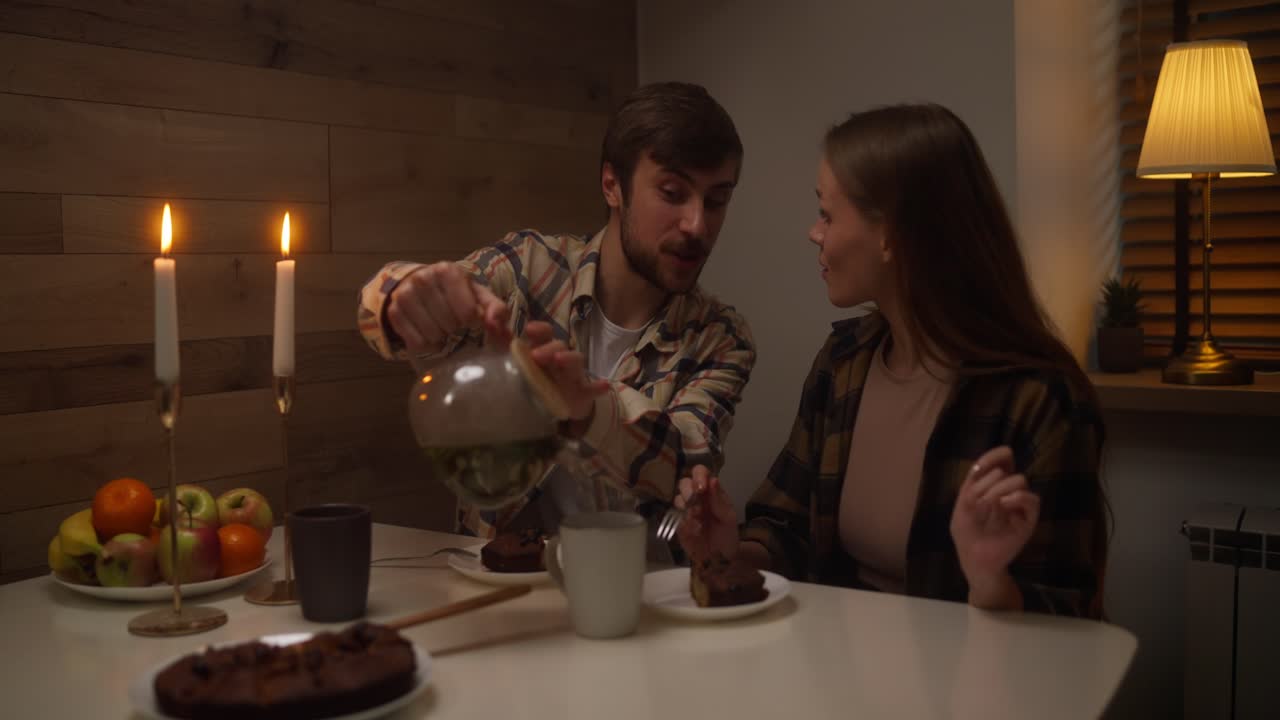 만적 인 커플 이 집 에서 편안 한 저녁 식사를 즐기고 있다