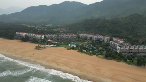 drones barren la bahía de chan may hacia un complejo turístico oculto en laguna lang co, vietnam.