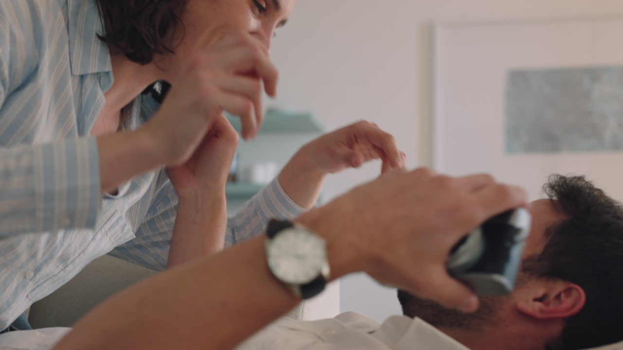 pareja feliz tomando fotos juntos usando la cámara divirtiéndose en casa en el sofá jugando disfrutando de una relación romántica