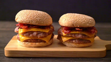 hamburguesa de cerdo o hamburguesa de cerdo con queso y tocino