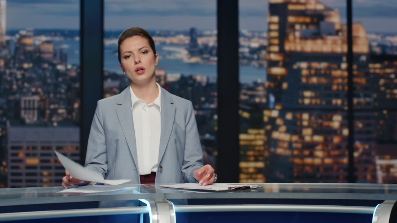 presentadora de noticias reportando noticias de noche en el estudio. mujer transmitiendo