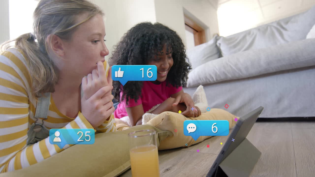 animación de texto e iconos de redes sociales sobre diversas novias usando tableta