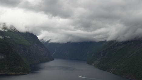 timelapse de pequeños barcos en un fiordo en el oeste de noruega en un día nublado