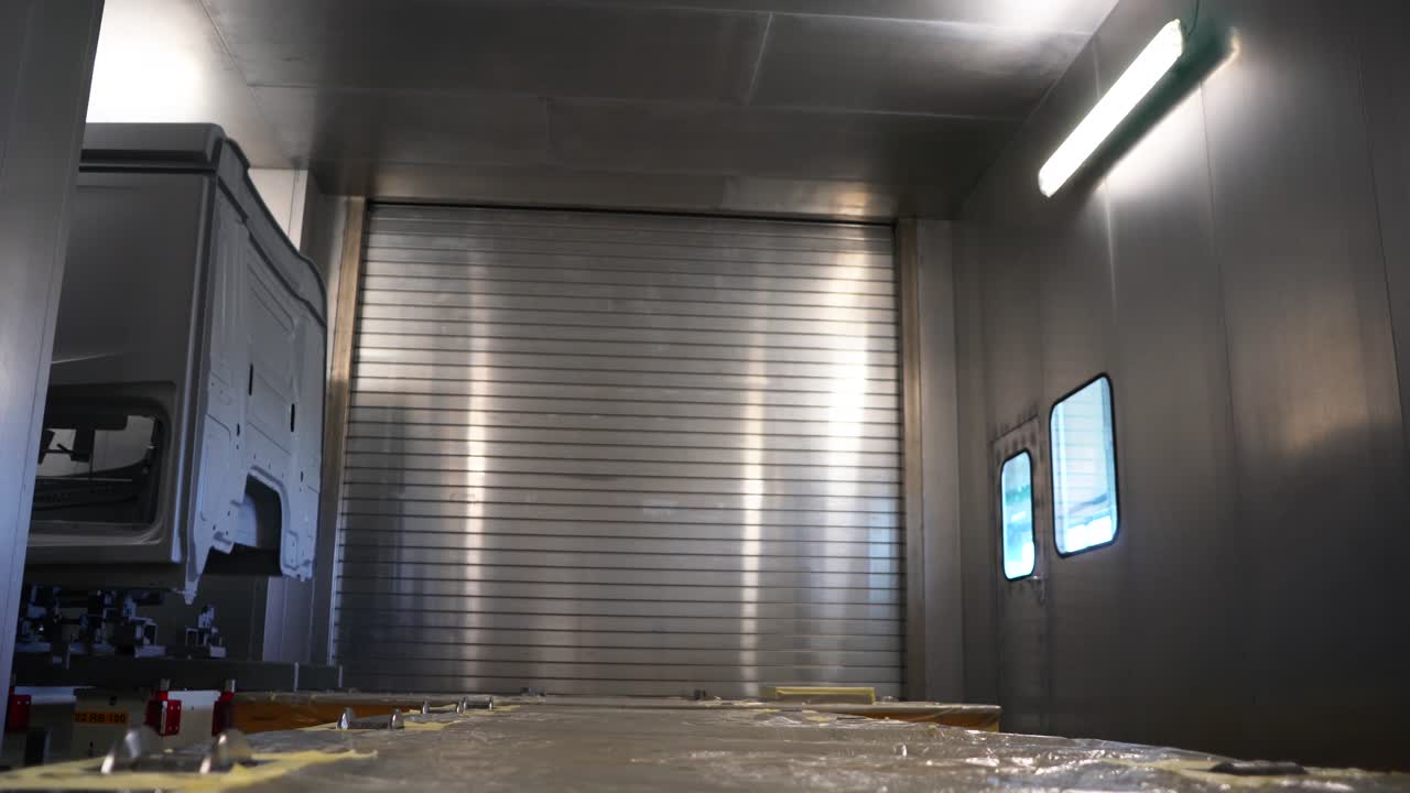 proceso de pintura de la carrocería de un camión en una fábrica