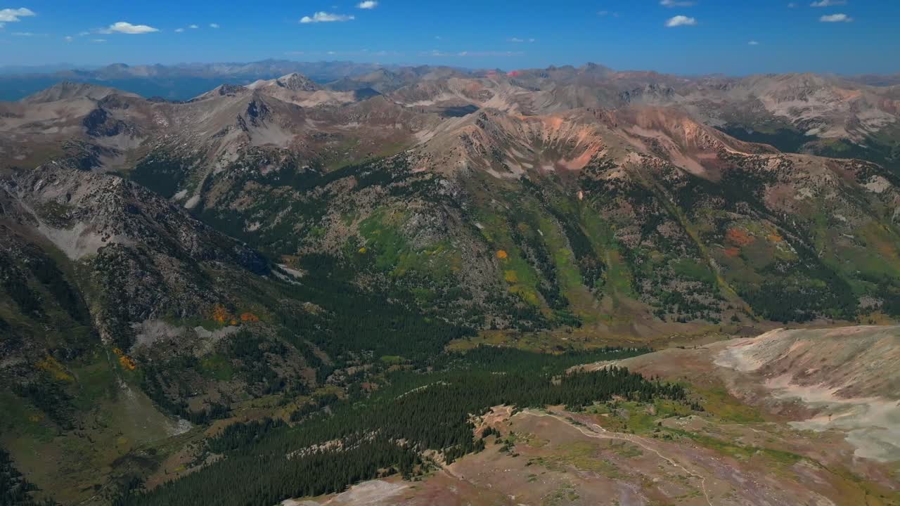 대학 정상 정상 14er 산책 등반 여름 가을 가을 바위 산 콜로라도 무인기 공중 윈필드 유령 도시 허론 피크 라 플라타 부나 비스타 아스펜 나무 빛 푸른 하늘 앞으로 팬 업 모션