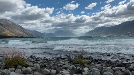 olas rodando en tierra en el lago ohau, nueva zelanda