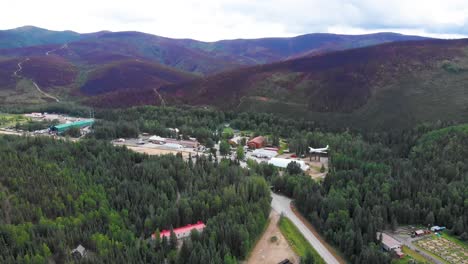 video de drones de 4k de colinas dañadas por el fuego alrededor del complejo de aguas termales de chena cerca de fairbanks, alaska en verano