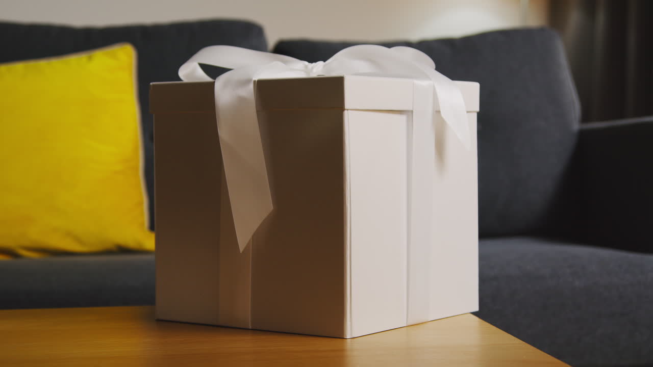 집 의 라운지 에 있는 테이블 에  을 고 있는 선물 로 포장 된 선물 의 가까운 모습