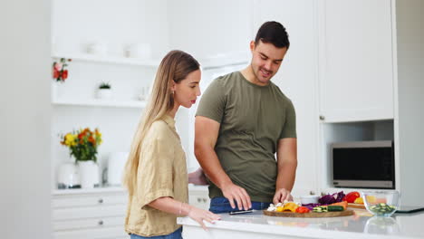 pareja, besarse y cocinar en la cocina de la casa