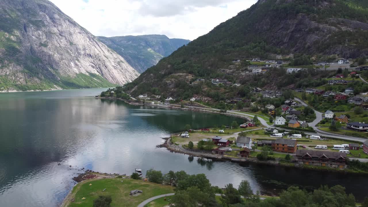 vista del paseo marítimo de eidfjord: antena en movimiento lateral con el río eidfjord y el valle de simadalen al fondo