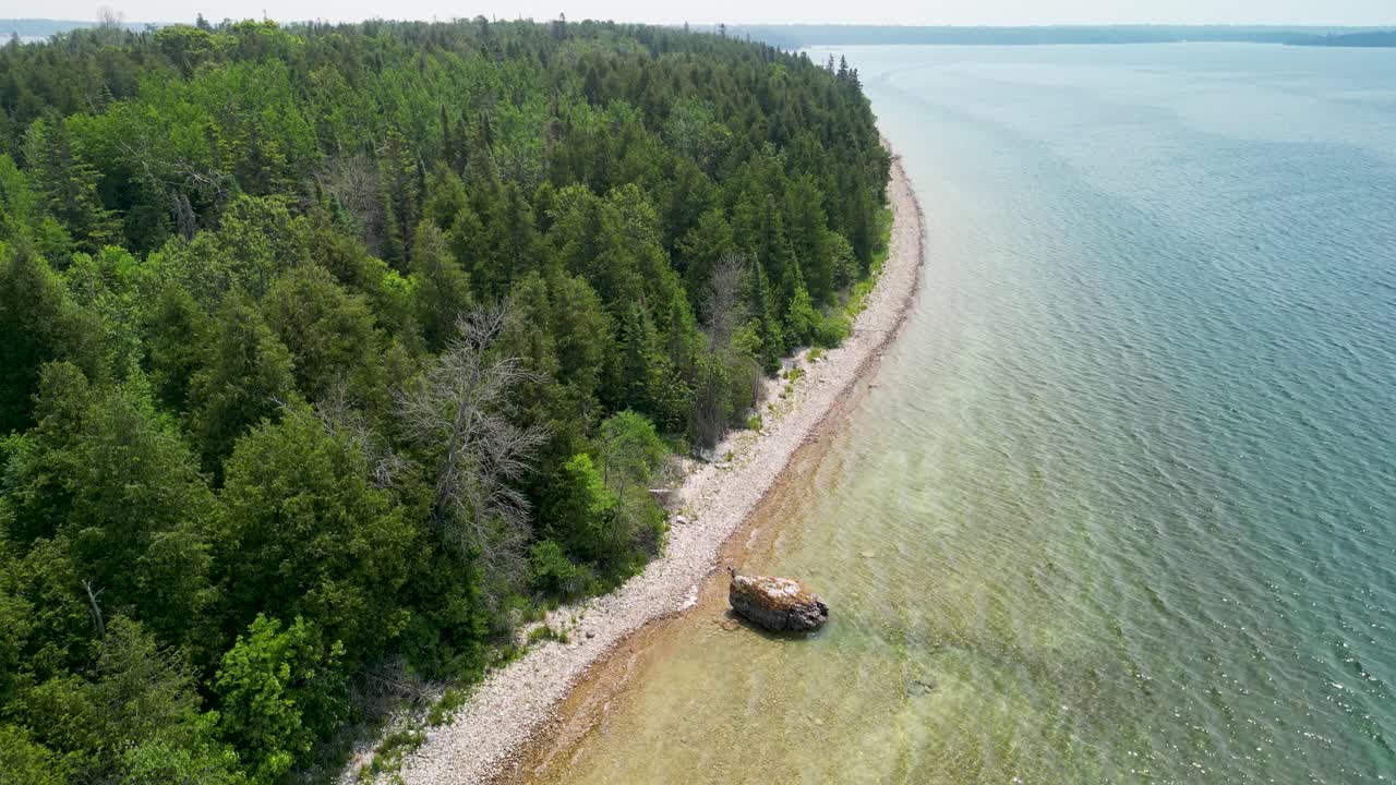 Letecký pohled na písčité zalesněné pobřeží Huronského jezera, Michigan.