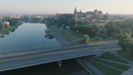 Luftdrohnenaufnahme-Der-Altstadt-Von-Krakau,-Polen,-Wawel-Schloss-Mit-Der-Weichsel-Bei-Sonnenaufgang